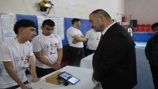 Meslek lisesi öğrencileri işaret dilini yapay zekayla sese dönüştürdü