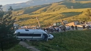 Mezarlık ziyareti dönüşü faciadan dönüldü: Freni patlayan minibüs şarampole yuvarlanmaktan son anda kurtuldu