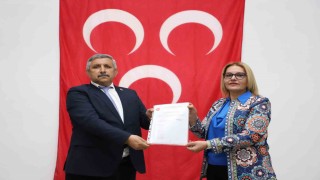MHP ilçe başkanı Gündoğdu mazbatasını alarak göreve başladı