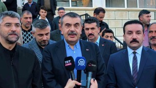 Milli Eğitim Bakanı Yusuf Tekin bayram namazını baba ocağı Uzunderede kıldı