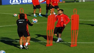 Milliler antrenmanda basın mensuplarıyla bayramlaştı