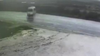 Minibüsün şarampole devrildiği kaza kamerada
