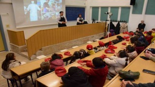 Minik eller mutfakta ilk deneyimini yaşadı