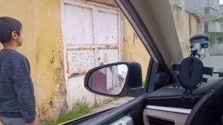 Minik Emrenin İstiklal Marşı okunurken hazır ol duruşuna geçtiği anlar kameraya yansıdı