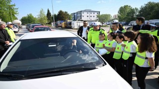 Minik trafik dedektifleri görev başında: Hem öğrendi hem öğretti