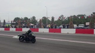 Motodrag yarışlarında bariyerlere çarpan motosikletin sürücüsü yaralandı