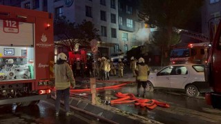 Motosiklet alev aldı, alevler 4 katlı binayı ve girişteki iş yerini sardı
