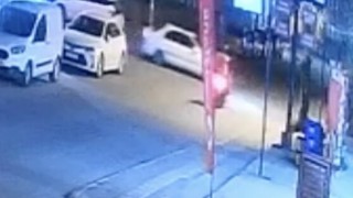 Motosiklet ile otomobilin çarpışması kameraya yansıdı