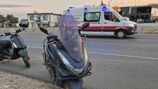 Motosiklet otomobile çarptı: 2 yaralı