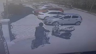 Motosiklet üzerinde duran kaskı çaldı: O anlar kamerada