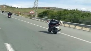 Motosikleti uzanarak süren şahıs, canını hiçe saydı