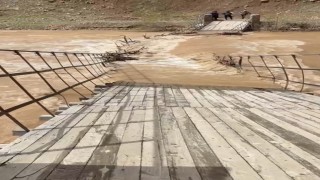Munzur Nehri taştı, asma köprü çöktü