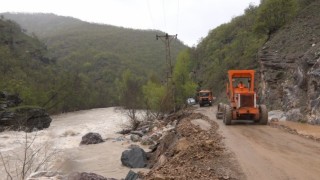 Munzur taşkını sonrası kapanan yol 2 günlük çalışmayla yeniden ulaşıma açıldı