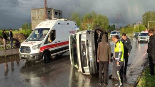 Muşta dolu yağışı sırasında kontrolden çıkan minibüs yan yattı: 2 yaralı
