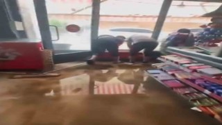 Muşta sağanak ve dolu yağışı: İş yerlerini su bastı