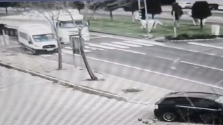 Nevşehirde tırın öğrenci servisleriyle tehlikeli manevrası kamerada