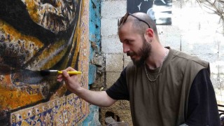 Nostaljik perde ve halıları sanat eserine dönüştürüyor