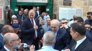 Numan Kurtulmuş cuma namazında Ulu Camide vatandaşlarla saf tuttu