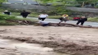 Odun uğruna canını hiçe sayarak dereye giren vatandaşın o anları kamerada