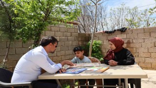Öğretmenlerin saha çalışmasında tanıştığı özel ihtiyaçlı Zeynel, evinde aldığı eğitim desteğiyle yalnız bırakılmıyor