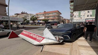 Önce otomobile ardından dev tabelaya çarptı, o anlar kameraya yansıdı