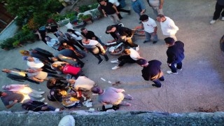 Öndeki aracı sollamak isteyen motosikletli istinat duvarından yere çakıldı: 2 yaralı
