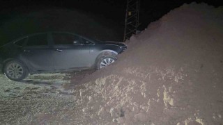 Önlem alınmadan yola dökülen toprak yığını gece karanlığında kazaya neden oldu