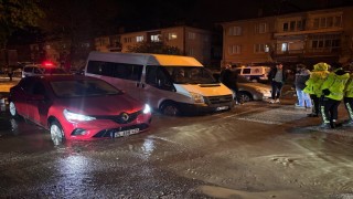 Önlem alınmadı, yağmurda çöken yolda araçlar çukura girdi