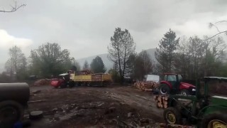 Orman işçilerinin yakınına yıldırım düştü, o anlar korkuya neden oldu
