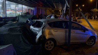 Osmaniyede kontrolden çıkan otomobil marketin manav bölümüne girdi