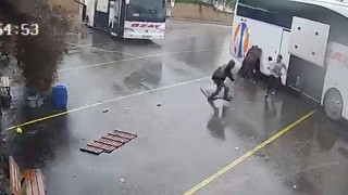Otobüs perondan çıktı, saniyeler sonra toprak kayması oldu, görevli ise son anda kaçtı