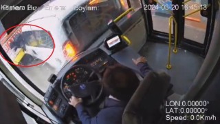 Otobüs şoförü uykuya daldı, önündeki araca çarptı... Lise öğrencisi iki aracın arasında böyle sıkıştı