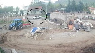 Otobüsten indi, otomobil çarptı: O anlar kamerada