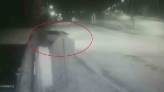 Otomobil bahçe duvarına çarptı: O anlar kamerada