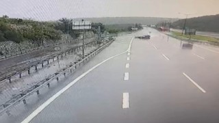 Otomobil bariyerlere ve araca çarptı