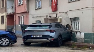 Otomobil ile çarpışan cip eve girdi