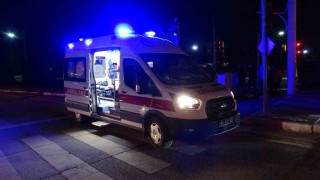 Otomobil ile çarpışan hafif ticari araç yan yattı