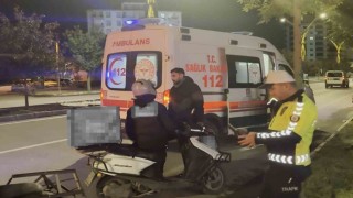 Otomobil sürücüsü motosiklete çarpıp kaçtı
