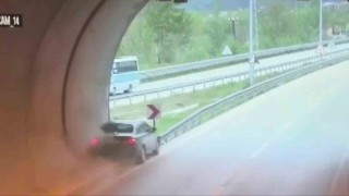 Otomobil tünel çıkışında bariyerlere çarptı: Kaza anı kamerada