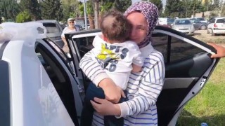 Otomobilde mahsur kalan evladına kavuşan anne gözyaşlarına boğuldu