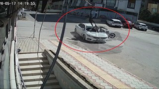 Otomobile ok gibi saplanan motosikletteki 2 kişinin havaya savrulduğu anlar kamerada