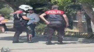 Otomobilin çarpıp kaçtığı kediyi yol kenarına alan polisler takdir topladı