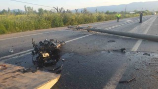 Otomobilin devirdiği elektrik direğine motosiklet çarptı: 4 Yaralı