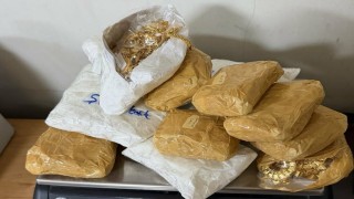 Otomobilin gösterge panelinden gizli kasa çıktı: 3,2 kilogram altın ele geçti