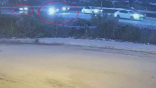 Otomobilin, ışıkta bekleyen 2 araca ok gibi saplandığı kaza kamerada