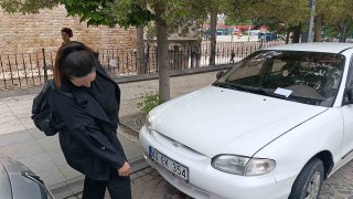 Otomobilin kaputuna giren kediyi itfaiye ekipleri kurtardı