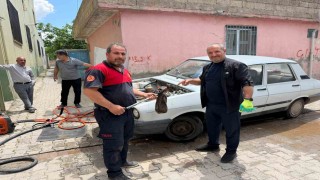 Otomobilin motoruna giren yılanı itfaiye çıkardı