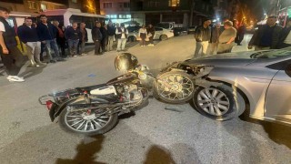 Otomobilin motosikletle çarpıştığı kaza güvenlik kamerasında