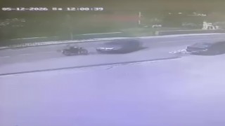 Otomobille çarpışan motosikletlinin kaza anı kameraya yansıdı