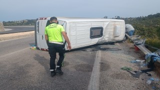 Otomobille çarpışan yolcu minibüsü yan yattı: 10 yaralı